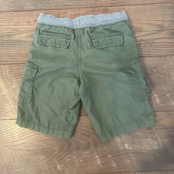 Carter’s Green Cargo Shorts size 4T - Picture 2 of 2